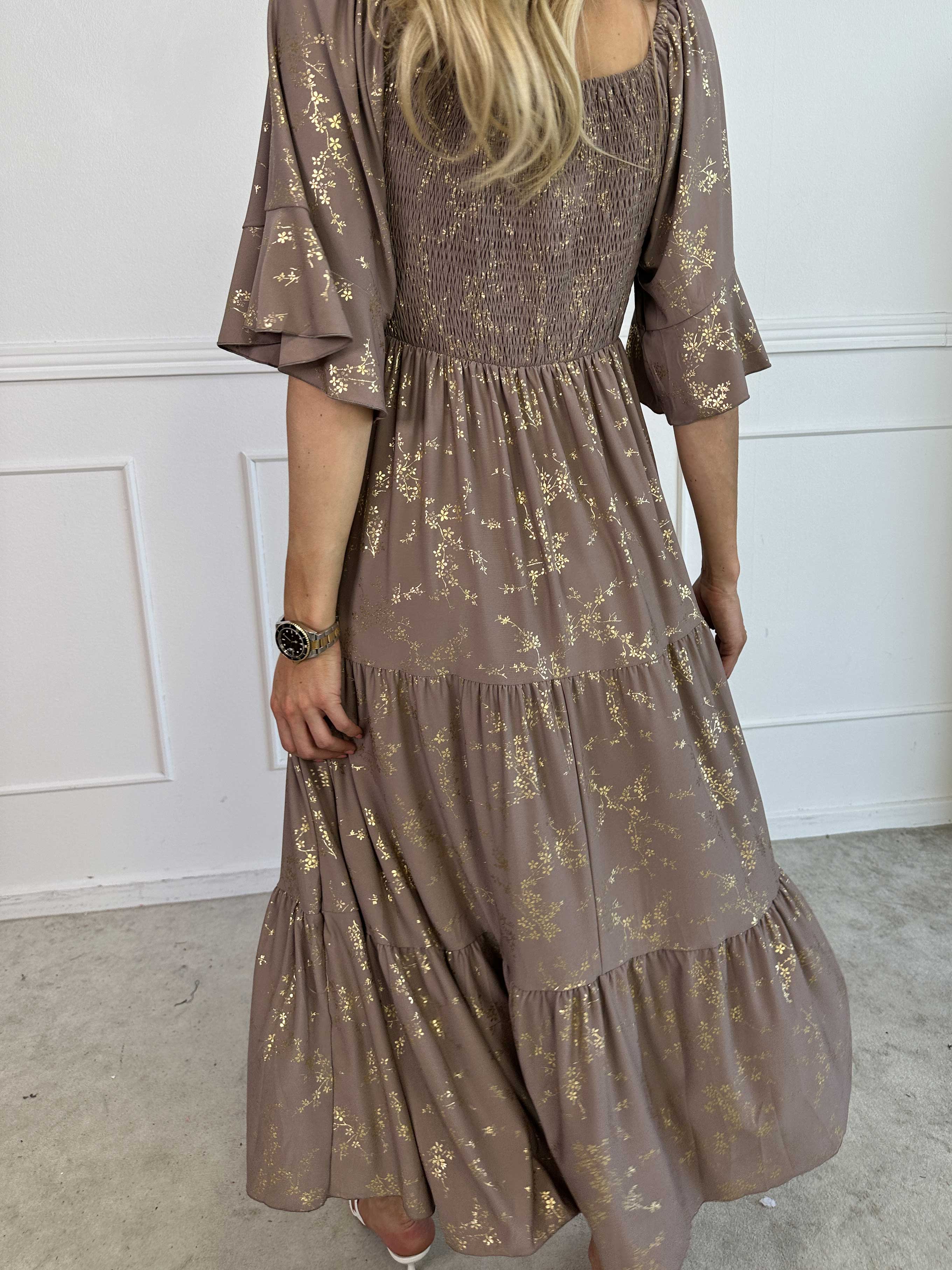 Elna Gold - Ensfarvet elastisk kjole med smock og guld print